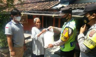 Polisi Bagikan Bansos Paket Sembako Kepada Warga Kurang Mampu