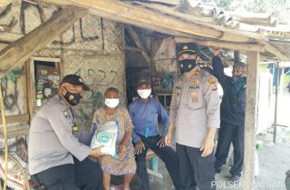 Polisi Berikan Bantuan Beras ke Warga yang Terdampak Covid-19