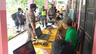 Polisi Tinjau Pelaksanaan Vaksinasi Dosis Kedua di SMPN 2 Cisitu