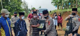 Polri Berikan Bansos Ditengah PPKM Kepada Kaum Duafa