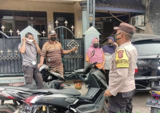 Cegah Penyebaran Covid-19, Polisi Berikan Himbauan Prokes Dan Bagikan Masker