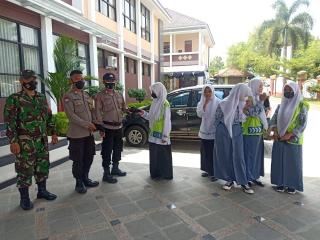 Polisi Beri Himbauan Prokes Dan Bagikan Masker Gratis Pada Siswa
