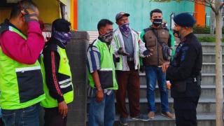 Patroli Sat Brimob Polda Jabar Sampaikan Prokes dan Bagi - Bagi Masker Kepada Para Ojek Pangkalan