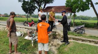 Sat Brimob Polda Jabar Bagikan Tips Pakai Masker yang Benar Ditengah PPKM