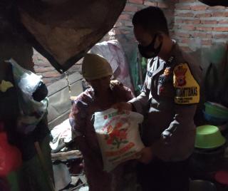 Polisi Monitor Giat Maulid Nabi Muhammad SAW, Sambil Berikan Sembako Kaum Duafa