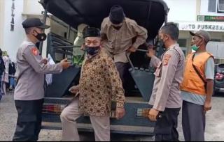 Door To Door Polisi Antar Jemput Lansia Ikuti Vaksinasi di Puskesmas Maja
