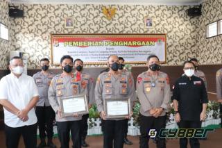 Kapolda Lampung, Kapolres Lamsel, dan KSKP Bakauheni Diberikan Penghargaan Oleh KLHK-RI