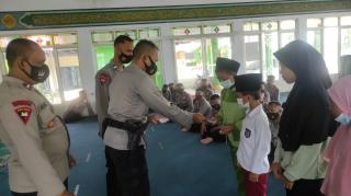 Peringati Maulid Nabi Muhammad, SAT Brimob Polda Jabar Bagi-bagi Bansos Pada Anak Yatim