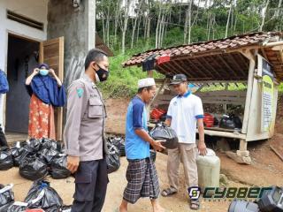 TNI-Polri Dampingi Kades Tegalega Salurkan Bansos PPKM