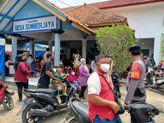 Berikan Rasa Nyaman, Polisi Monitoring Vaksinasi di Puskesmas Sumberjaya
