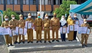 Bupati Garut Berikan Piagam Penghargaan Kepada ASN Berprestasi Inovatif dan Teladan