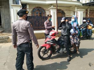 Perangi Covid-19 Ditengah PPKM, Polisi Bagikan Masker di Jalan Desa Rawa
