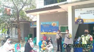Tak Kenal Lelah, Polisi di Cirebon Kota Amankan Vaksinasi Massal