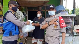 Polisi Bagikan Bansos Untuk Warga Kurang Mampu di Pameungpeuk