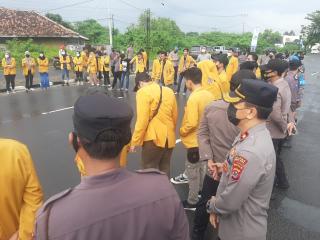 Walau Diguyur Hujan, Polres Serang Kota Polda Banten Tetap Amankan Aksi Unjuk Rasa