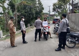 Polisi  Edukasi Warga dan Bagikan Masker pada Para Pengguna Jalan 