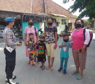 Tak Henti-Henti Berikan Imbauan Prokes, Kanit Provos Polsek Kasokandel Sambangi Warga