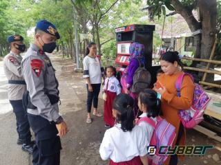 Peduli Kesehatan, Sat Brimob Polda Jabar Sampaikan Prokes Kepada Warga Talun Ditengah PPKM