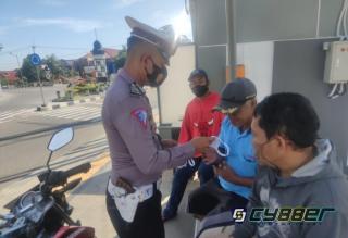 Tak Lelah Edukasi Prokes, Polisi Dengan Humanis Bagikan Masker Dimasa PPKM