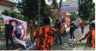Poster Ginda Burnama Dilempar Telur Busuk, Ormas Pemuda Pancasila Tolak Mantu Firdaus Sebagai PLT DPRD Kota Pekanbaru