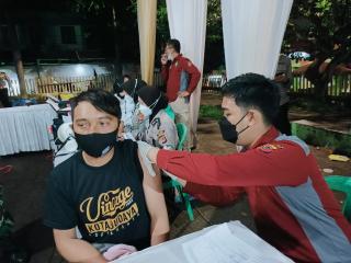 Polres Sumedang Gelar Vaksinasi malam Hari di Alun-Alun Tanjungsari