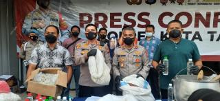 Polresta Tangerang Polda Banten Ungkap Rumah Produksi Ciu Ilegal di Ruko Bojong Cikupa