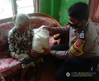 Ditengah PPKM, Polisi Bagikan Sembako pada Warga Lansia 