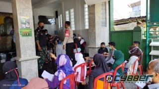 Polisi Bersama TNI Pantau Kegiatan Vaksinasi 