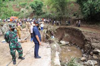 Wakil Bupati Garut Tinjau Jembatan Rusak Akibat Banjir di Desa Sukalillah