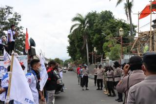 Berikan Rasa Aman, Ratusan Aparat Gabungan Kawal Aksi Unras Elemen Buruh di Depan Pendopo Majalengka