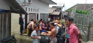 Pol Airud Polres Lamsel Beri Bantuan Sembako Kepada 350 KK yang Terendam Banjir