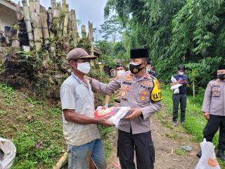 TNI Bersama Polri Bagikan Bansos Beras di Desa Sindangkerta