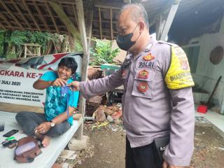 Gelar Ops Yustisi, Bhabinkamtibmas Polsek Kasokandel Bagikan Masker Gratis