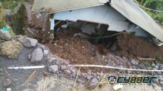 Akibat Hujan Deras, Satu Rumah di Desa Banyuresmi Tertimpa Longsoran Tanah
