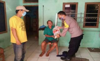 Polisi Gencar Bagikan Bansos Sembako di Kabupaten Subang