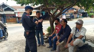 Polisi Lakukan Patroli Kamtibmas di Pangkalan Ojek Desa Nanggeleng