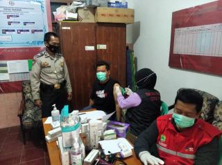 Pastikan Vaksinasi Berjalan Lancar, Kanit Binmas Polsek Cingambul Pantau Giat Vaksin di Desa Maniis