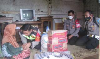 Viral di Medsos, Nenek Tinggal di Rumah Gubuk Sebatang Kara, Polisi Beri Bansos