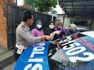 Aksi Gerak Cepat PJR Ditlantas Polda Jabar, Bantu Ibu yang Hendak Melahirkan