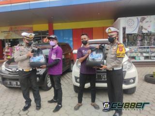 Gelar Operasi Zebra, Polisi Bagikan Sembako pada Warga Terdampak Pandemi