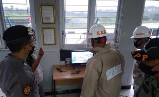 Antisipasi Bencana Banjir, Sat Brimob Polda Jabar Cek Debit Air Bendungan Copong