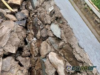 Dinilai Asal Jadi, Proyek Rehabilitasi Fungsi Jaringan Irigasi di Sungapan Cigombong Bogor Dipertanyakan Warga