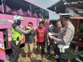 Ops Zebra Lodaya 2021, Polisi Sosialisasi Kamseltibcarlantas dan Bagikan Masker Kepada Perusahaan Ottobus