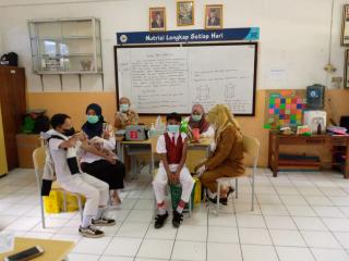 Bulan Imunisasi Anak Sekolah di SDN 060 Bandung