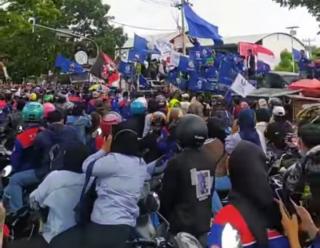 Ribuan Buruh Lakukan Long March di Sepanjang Jalan Raya Cipanas