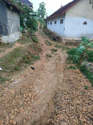 Jalan di Dusun Nangkernang Desa Karang Gayam, Kecamatan Omben, Kabupaten Sampang, Sangat Memprihatinkan