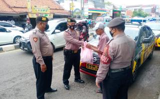 Terobosan Inovasi Patroli PSBB,  Polisi Bagikan Bansos Sembako Ditengah PPKM