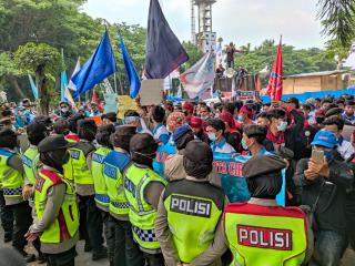 Aksi Simpatik Personel Polresta Cirebon Saat Amankan Unjuk Rasa Ratusan Buruh