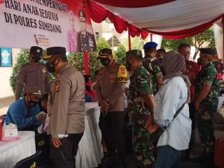 Kapolda Jabar Kunjungi Vaksinasi Massal dan Pembagian Gerobak Berkah