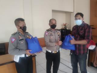 Ops Zebra, Polantas Polres Majalengka Kembali Bagikan Ratusan Paket Sembako Kepada Warga